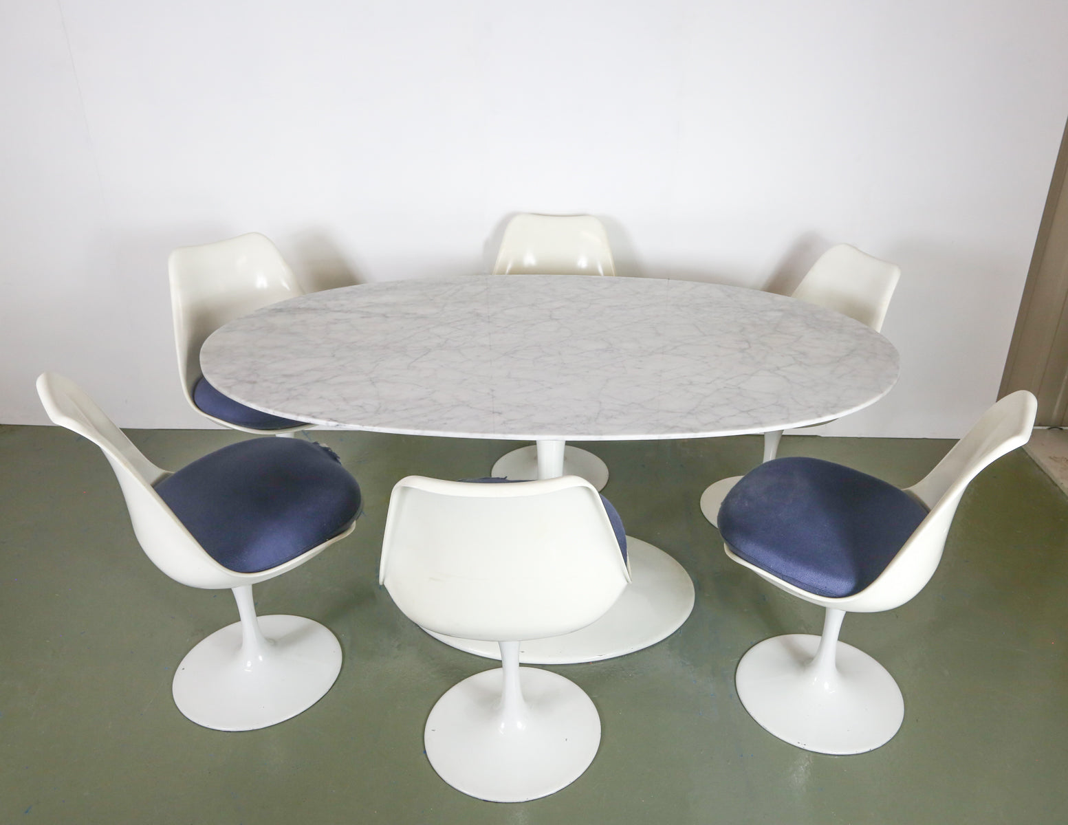 Oval Dining Table with 6 Swivel Chairs